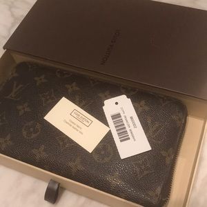 Louis Vuitton Iconic Zippy Monogram organizer